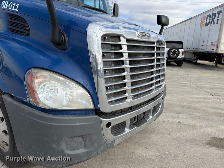 image for item FB8057 2017 Freightliner Cascadia semi truck