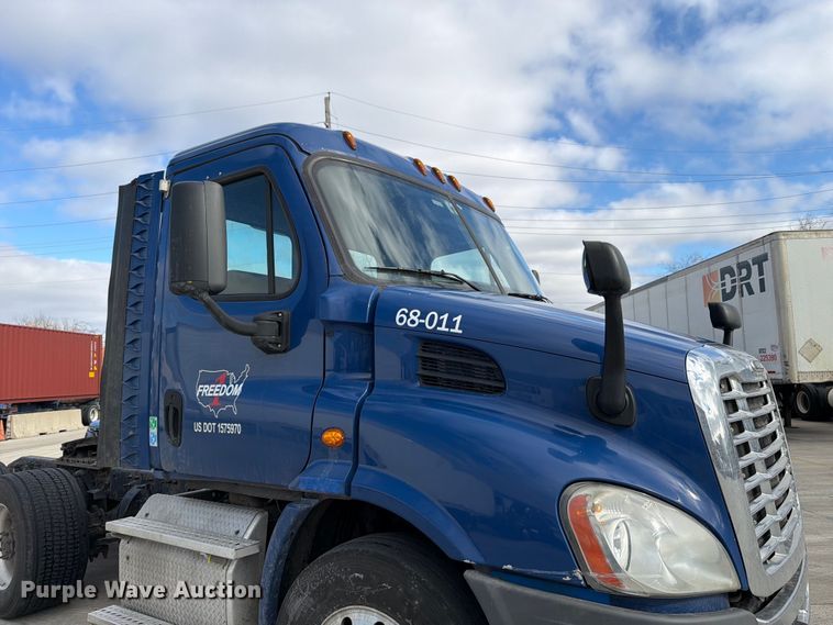 image for item FB8057 2017 Freightliner Cascadia semi truck