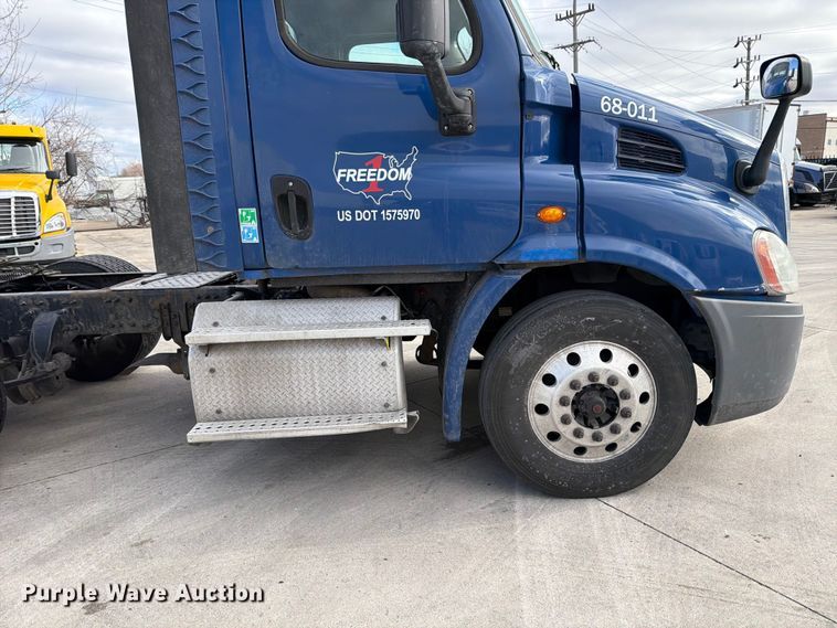 image for item FB8057 2017 Freightliner Cascadia semi truck