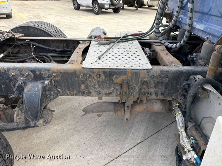 image for item FB8057 2017 Freightliner Cascadia semi truck