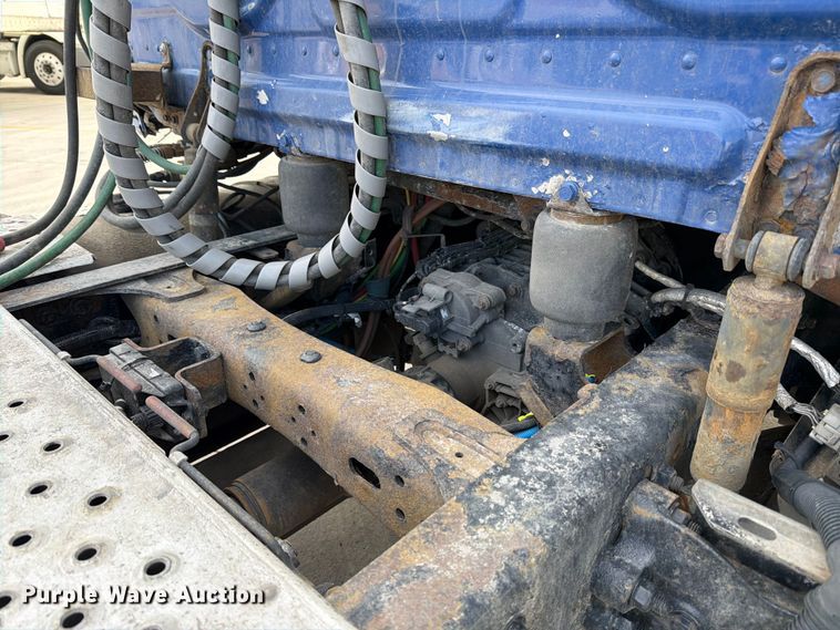 image for item FB8057 2017 Freightliner Cascadia semi truck