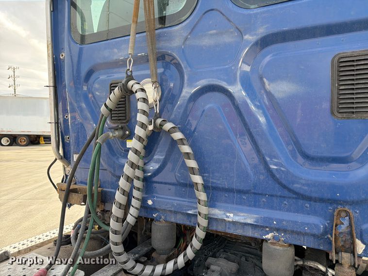 image for item FB8057 2017 Freightliner Cascadia semi truck