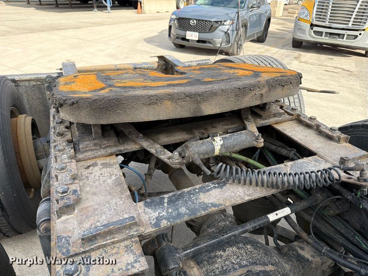 image for item FB8057 2017 Freightliner Cascadia semi truck