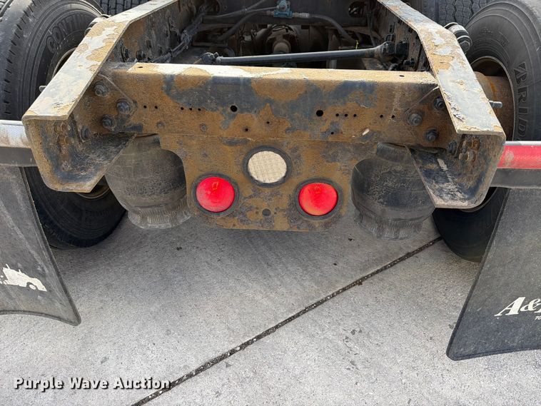 image for item FB8057 2017 Freightliner Cascadia semi truck