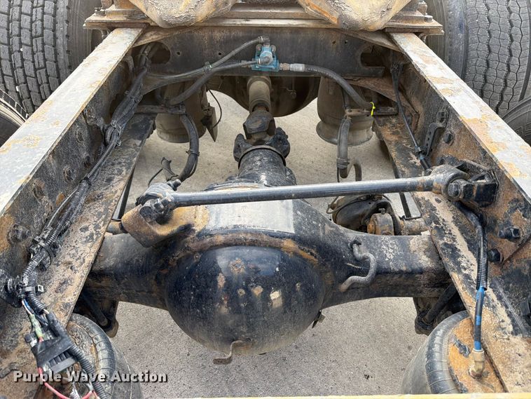 image for item FB8057 2017 Freightliner Cascadia semi truck