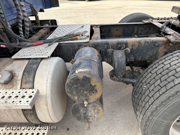 image for item FB8057 2017 Freightliner Cascadia semi truck