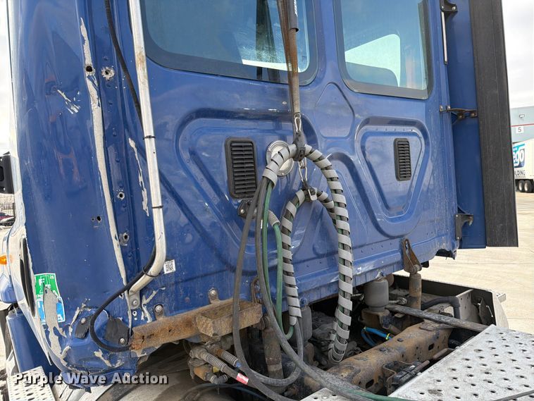 image for item FB8057 2017 Freightliner Cascadia semi truck