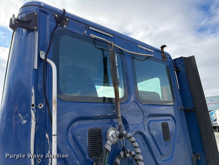 image for item FB8057 2017 Freightliner Cascadia semi truck