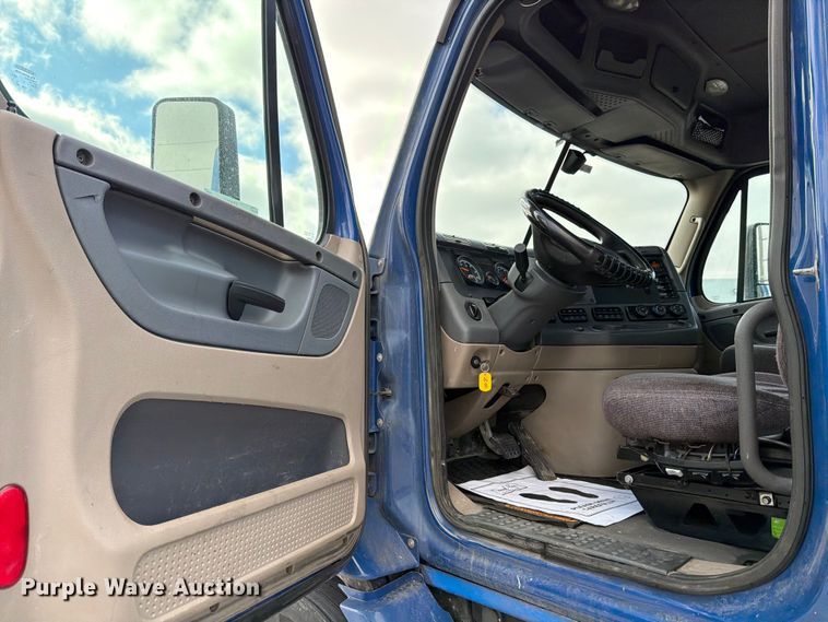 image for item FB8057 2017 Freightliner Cascadia semi truck