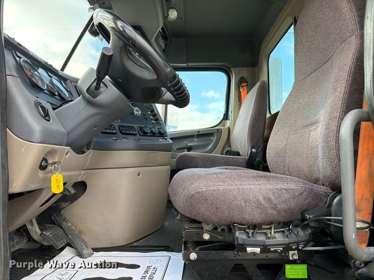 image for item FB8057 2017 Freightliner Cascadia semi truck