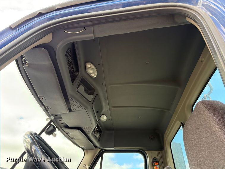 image for item FB8057 2017 Freightliner Cascadia semi truck