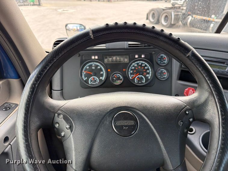 image for item FB8057 2017 Freightliner Cascadia semi truck