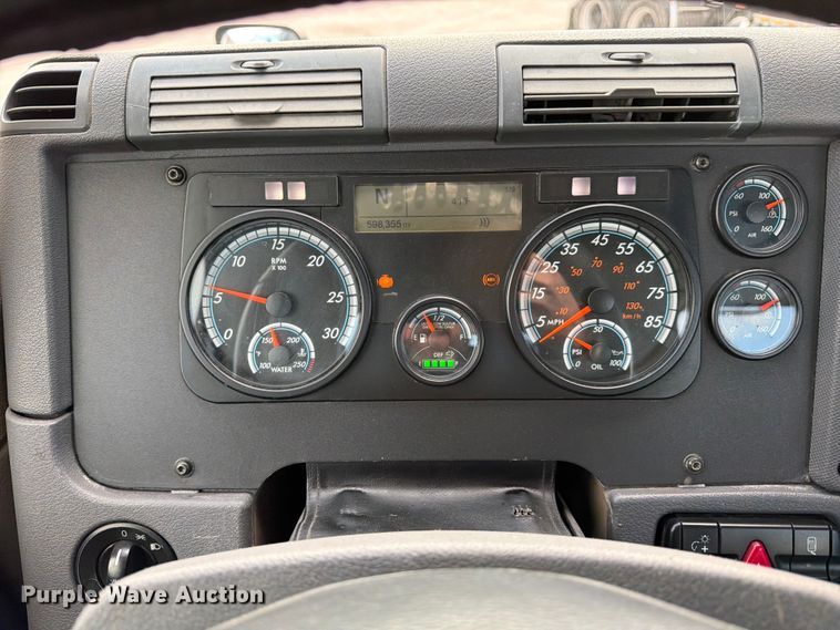 image for item FB8057 2017 Freightliner Cascadia semi truck