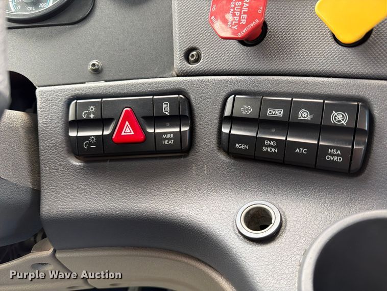 image for item FB8057 2017 Freightliner Cascadia semi truck