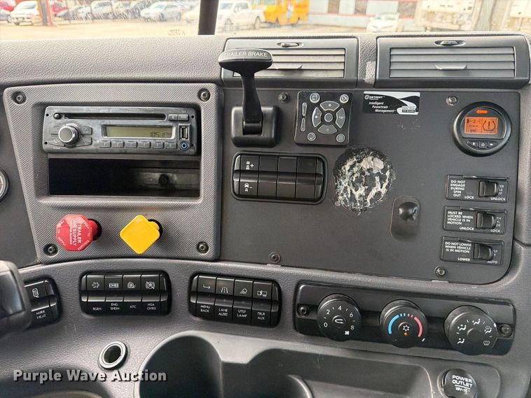 image for item FB8057 2017 Freightliner Cascadia semi truck