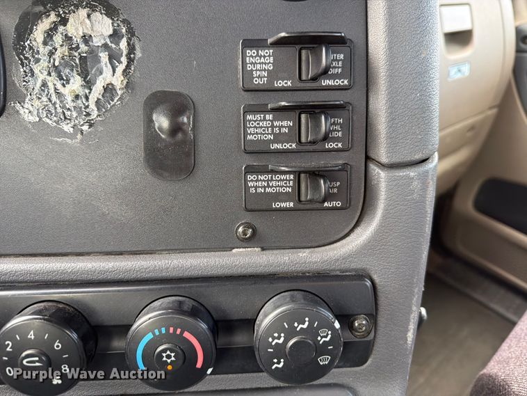 image for item FB8057 2017 Freightliner Cascadia semi truck