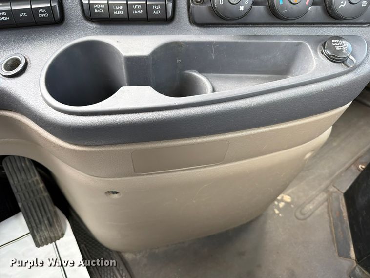 image for item FB8057 2017 Freightliner Cascadia semi truck