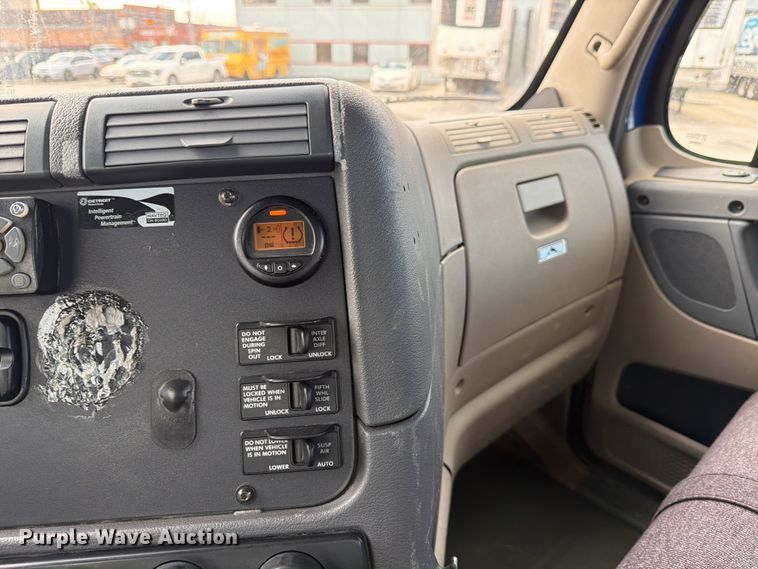 image for item FB8057 2017 Freightliner Cascadia semi truck