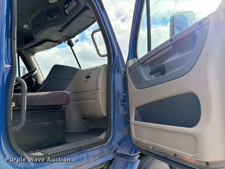 image for item FB8057 2017 Freightliner Cascadia semi truck