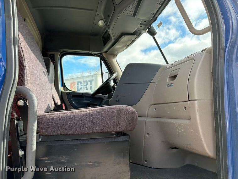 image for item FB8057 2017 Freightliner Cascadia semi truck