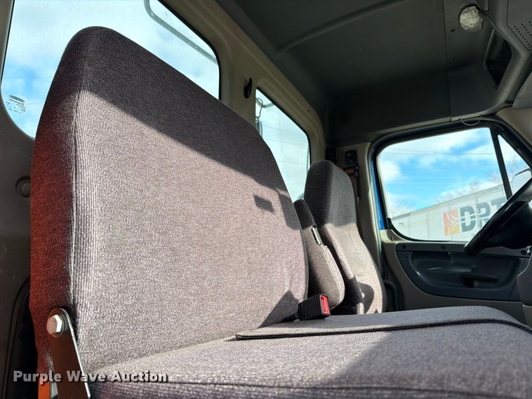 image for item FB8057 2017 Freightliner Cascadia semi truck