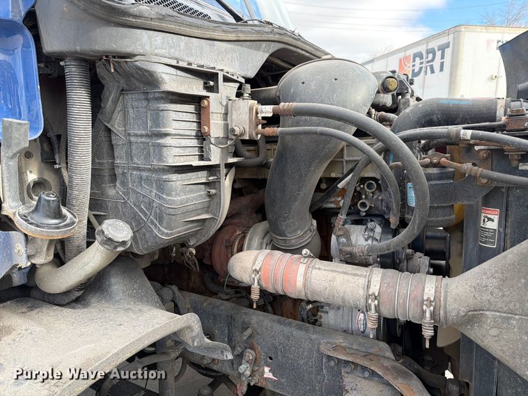 image for item FB8057 2017 Freightliner Cascadia semi truck