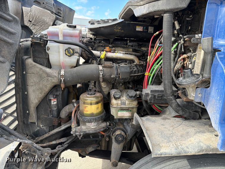 image for item FB8057 2017 Freightliner Cascadia semi truck