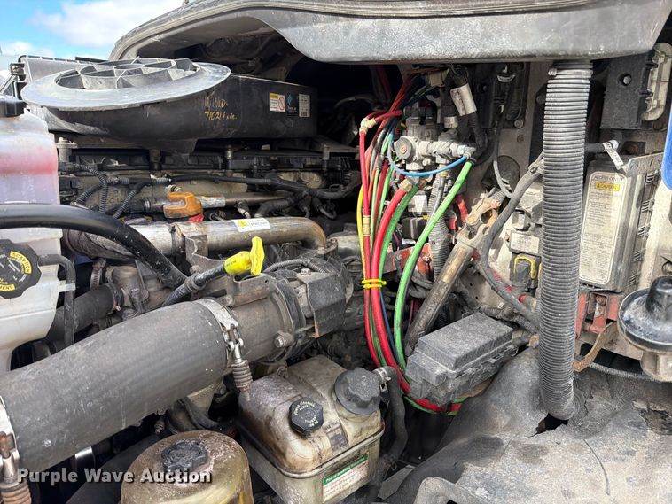 image for item FB8057 2017 Freightliner Cascadia semi truck