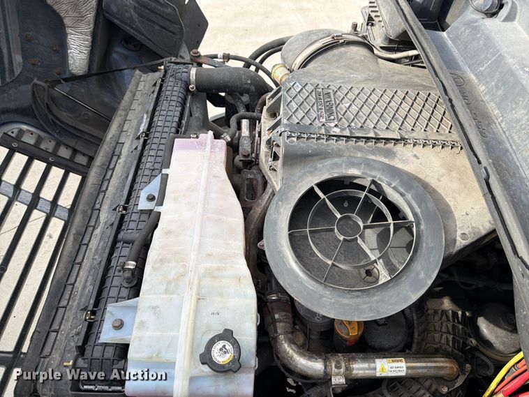 image for item FB8057 2017 Freightliner Cascadia semi truck