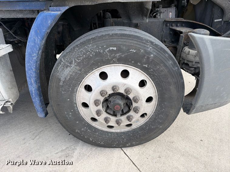 image for item FB8057 2017 Freightliner Cascadia semi truck