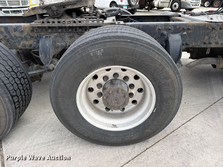 image for item FB8057 2017 Freightliner Cascadia semi truck