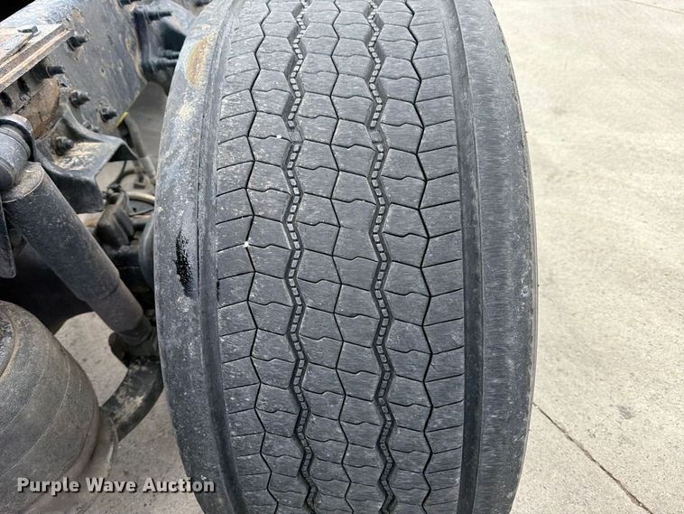 image for item FB8057 2017 Freightliner Cascadia semi truck