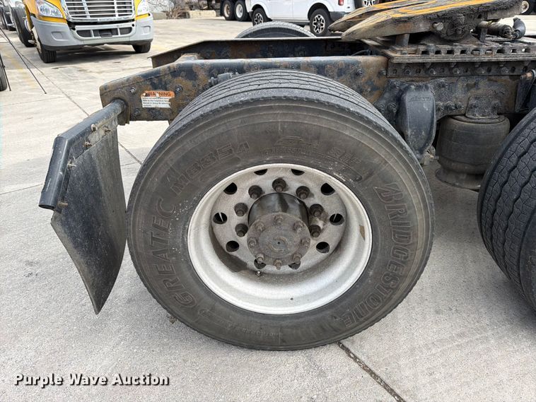 image for item FB8057 2017 Freightliner Cascadia semi truck