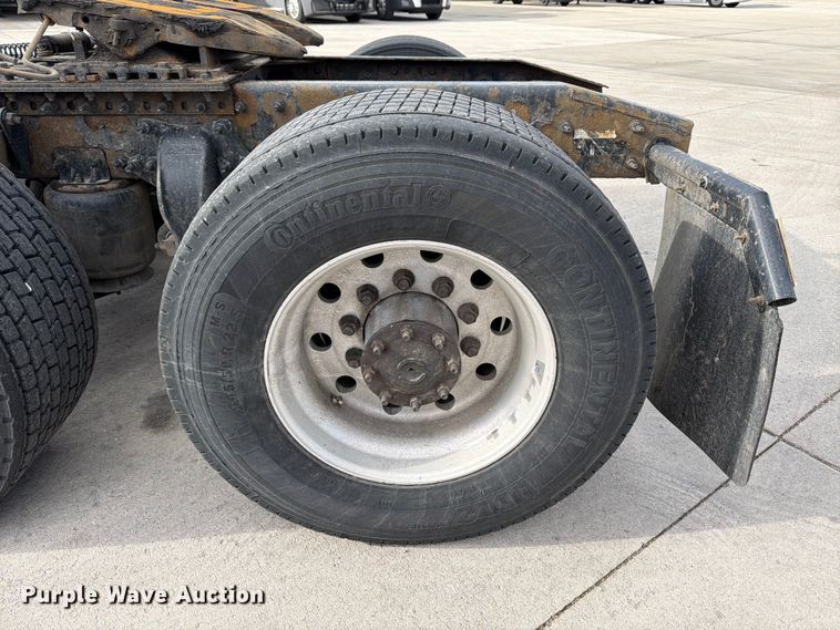 image for item FB8057 2017 Freightliner Cascadia semi truck