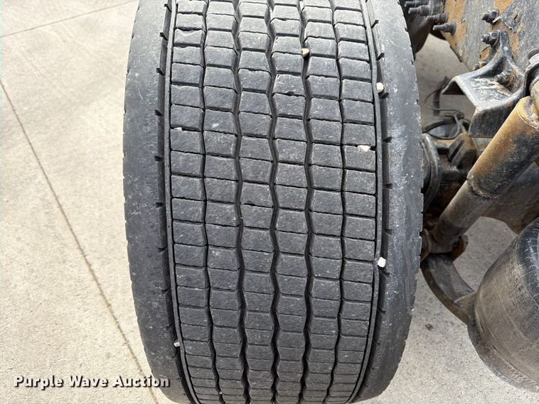 image for item FB8057 2017 Freightliner Cascadia semi truck