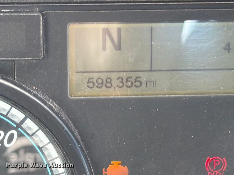 image for item FB8057 2017 Freightliner Cascadia semi truck