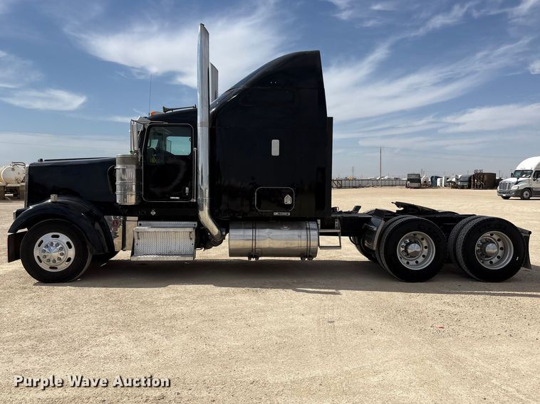 image for item FC2026 2006 Kenworth W900 semi truck