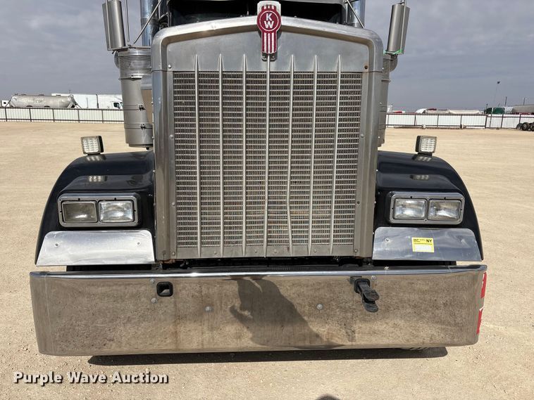image for item FC2026 2006 Kenworth W900 semi truck