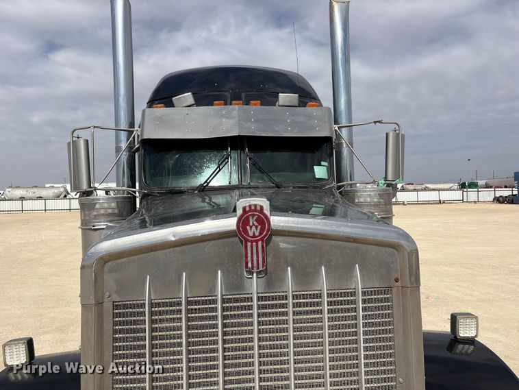 image for item FC2026 2006 Kenworth W900 semi truck