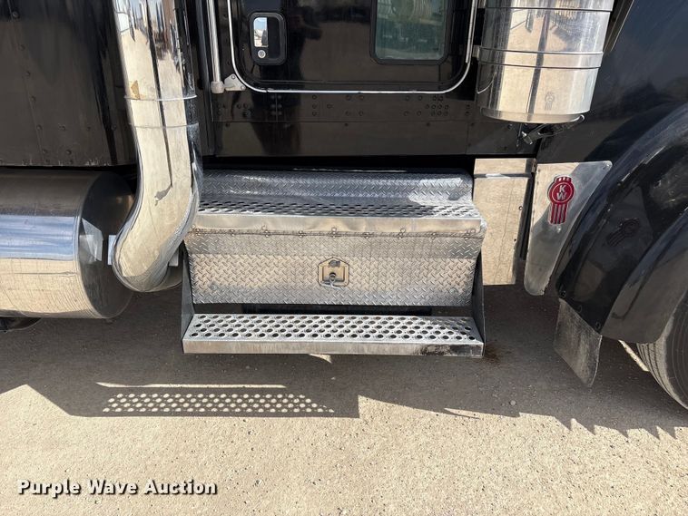 image for item FC2026 2006 Kenworth W900 semi truck