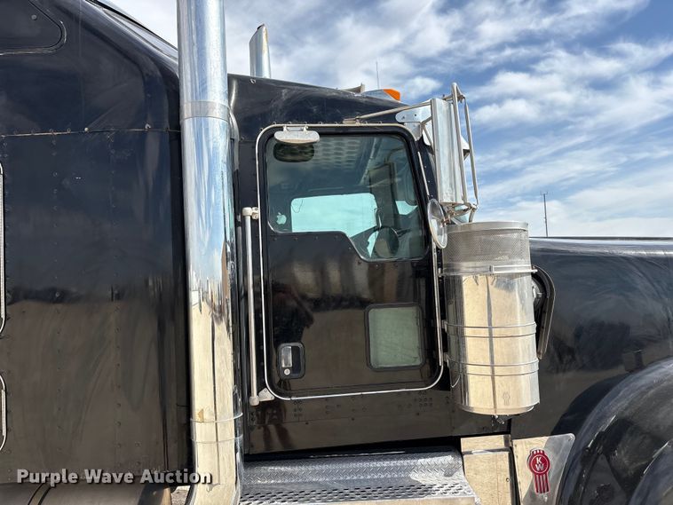 image for item FC2026 2006 Kenworth W900 semi truck