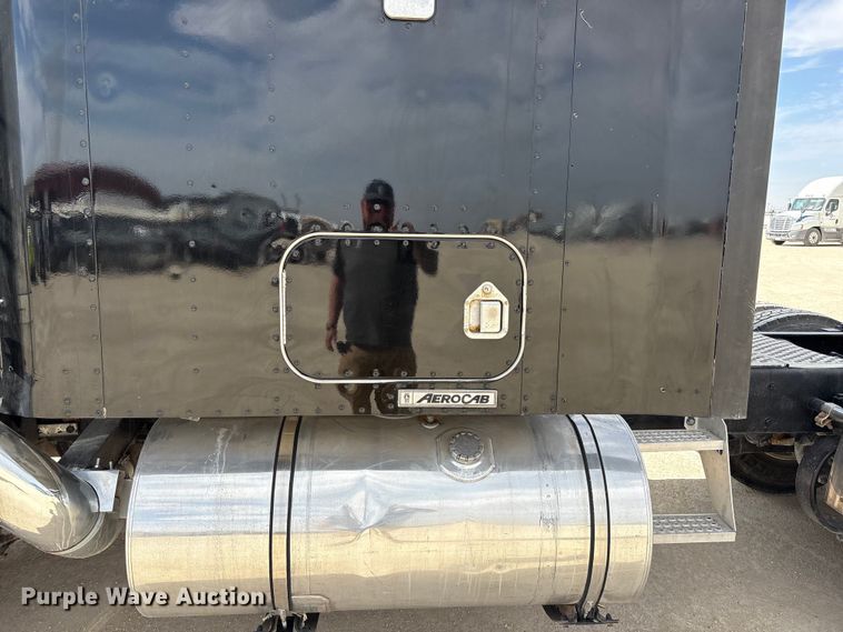 image for item FC2026 2006 Kenworth W900 semi truck