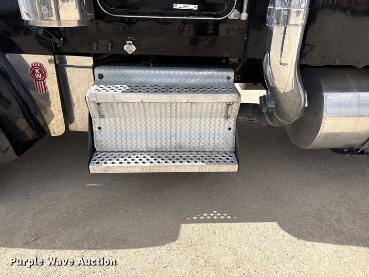 image for item FC2026 2006 Kenworth W900 semi truck