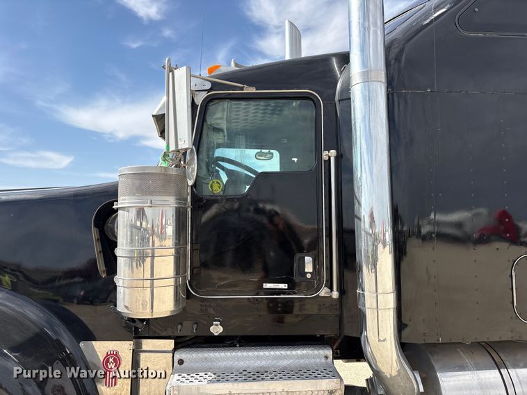 image for item FC2026 2006 Kenworth W900 semi truck