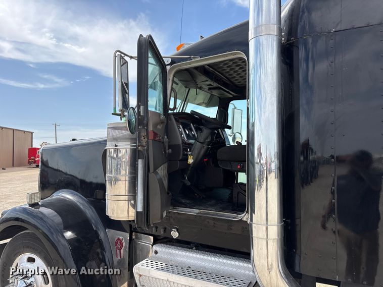 image for item FC2026 2006 Kenworth W900 semi truck