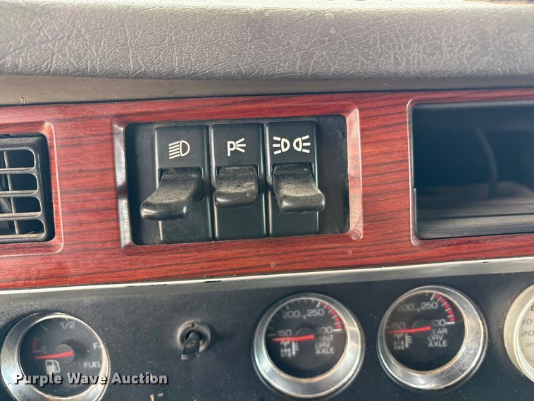 image for item FC2026 2006 Kenworth W900 semi truck