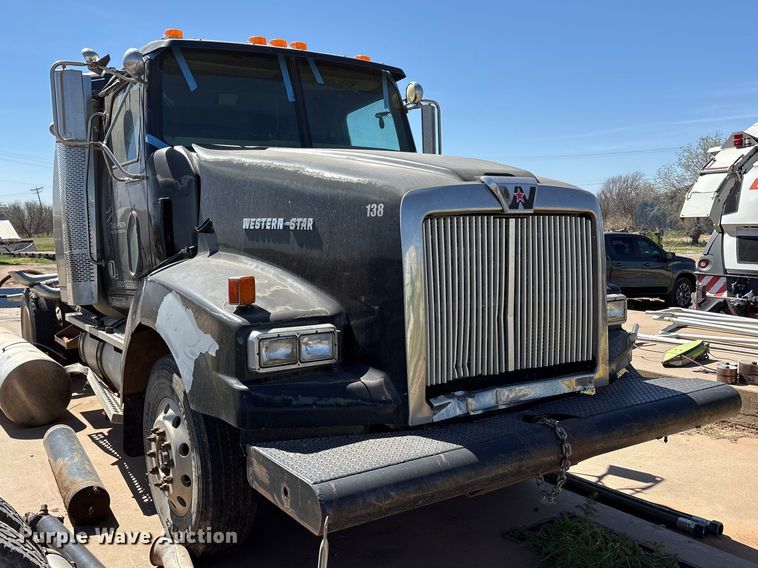 image for item FC2051 2007 Western Star 4900 semi truck