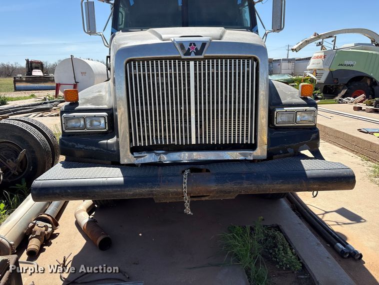 image for item FC2051 2007 Western Star 4900 semi truck