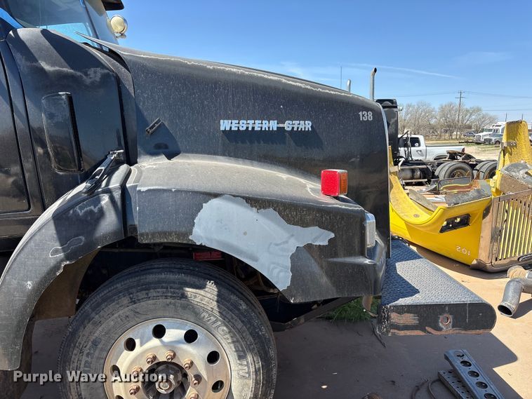 image for item FC2051 2007 Western Star 4900 semi truck