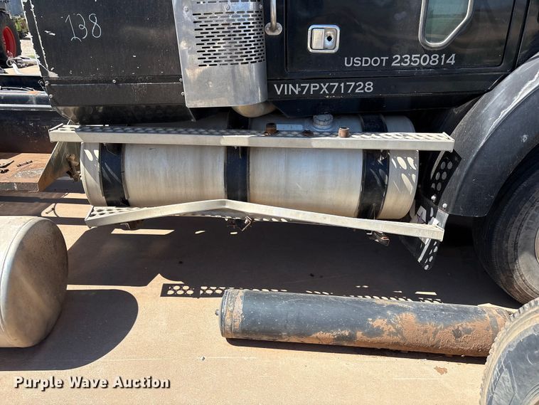 image for item FC2051 2007 Western Star 4900 semi truck